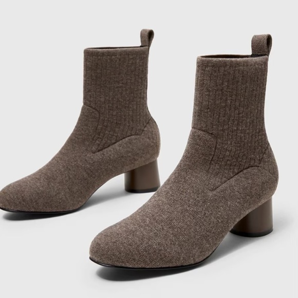 Vivaia Shoes - 🤎NWT WOMENS VIVAIA ROUND TOE CHUNKY HEELED BOOTS IN BROWN SIZE 40